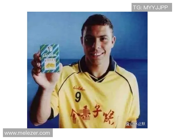 足球巨星与街头普通人邂逅瞬间感人故事引发热议真诚与偶遇的完美结合